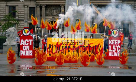 Glasgow, Scozia, Regno Unito. Ott, 2021. Field of Climate Fire ART installation, a George Square, con fiamme libere, fumo e striscioni, che mostrano l'emergenza climatica, ed estintori di massa, evidenziando le azioni che i leader mondiali dovrebbero intraprendere alla prossima Conferenza delle Nazioni Unite sui cambiamenti climatici (26a Conferenza delle parti (COP26). Credit: Iain McGuinness/Alamy Live News Foto Stock