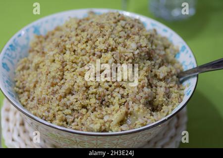 Quinoa e lenticchie cotte, servite in una ciotola Foto Stock