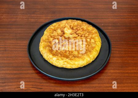 Frittata di patate tradizionale spagnola servita in un ristorante di tapas Foto Stock