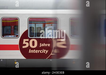 28 ottobre 2021, Hessen, Francoforte sul meno: Una locomotiva di classe 101 dal look retrò e con l'iscrizione "50 anni di Intercity" si trova nella stazione centrale di Francoforte. I primi treni Intercity hanno attraversato la Germania 50 anni fa. Una locomotiva di classe 101, appositamente progettata, sarà presto in funzione davanti ai treni IC. Foto: Sebastian Gollnow/dpa Foto Stock