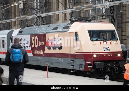 28 ottobre 2021, Hessen, Francoforte sul meno: Una locomotiva di classe 101 dal look retrò e con l'iscrizione "50 anni di Intercity" si trova nella stazione centrale di Francoforte. I primi treni Intercity hanno attraversato la Germania 50 anni fa. Una locomotiva di classe 101, appositamente progettata, sarà presto in funzione davanti ai treni IC. Foto: Sebastian Gollnow/dpa Foto Stock