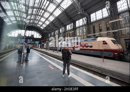 28 ottobre 2021, Hessen, Francoforte sul meno: Una locomotiva di classe 101 dal look retrò e con l'iscrizione "50 anni di Intercity" si trova nella stazione centrale di Francoforte. I primi treni Intercity hanno attraversato la Germania 50 anni fa. Una locomotiva di classe 101, appositamente progettata, sarà presto in funzione davanti ai treni IC. Foto: Sebastian Gollnow/dpa Foto Stock