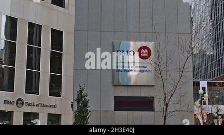 Vista della facciata dell'edificio degli uffici nel centro di Calgary con il logo della Bank of Montreal (BMO). Foto Stock