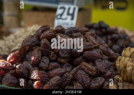 Datteri essiccati (frutti di palma di datteri) in vendita nel mercato di Mahane Yehuda, Gerusalemme, Israele Foto Stock