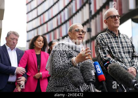 Mina Smallman, la madre di Nicole Smallman e Bibaa Henry, parla ai media al di fuori del Vecchio Bailey di Londra dopo la condanna di Danyal Hussein a vita in prigione con un periodo minimo di 35 anni per l'uccisione delle sorelle Nicole Smallman e Bibaa Henry. Data foto: Giovedì 28 ottobre 2021. Foto Stock