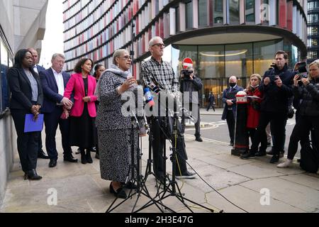 Mina Smallman, la madre di Nicole Smallman e Bibaa Henry, parla ai media al di fuori del Vecchio Bailey di Londra dopo la condanna di Danyal Hussein a vita in prigione con un periodo minimo di 35 anni per l'uccisione delle sorelle Nicole Smallman e Bibaa Henry. Data foto: Giovedì 28 ottobre 2021. Foto Stock