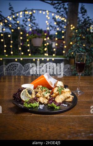 Antipasto per birra assortito in pastella in un piatto su un tavolo di legno. Spazio copia Foto Stock