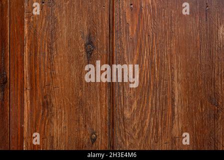 Tavole di legno con segni di sega e nodi scuri verniciate in un colore rosso scuro. Sfondo vettoriale di tessitura del legno Foto Stock