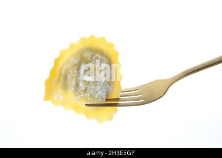 Forchetta con ravioli crudi isolati su sfondo bianco Foto Stock