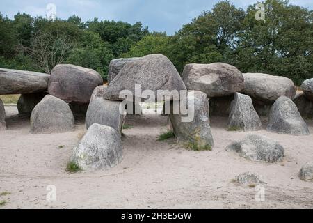 Vecchia tomba di pietra come un grande dolmen in Drenthe Olanda Foto Stock