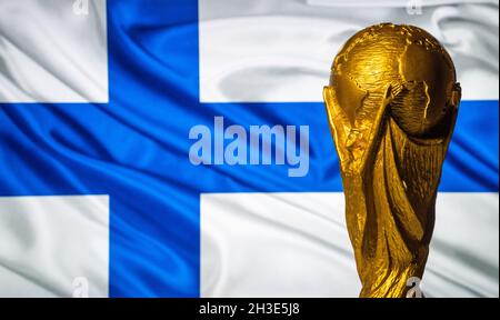 6 ottobre 2021, Helsinki, Finlandia. Coppa del mondo FIFA sullo sfondo della bandiera della Finlandia. Foto Stock