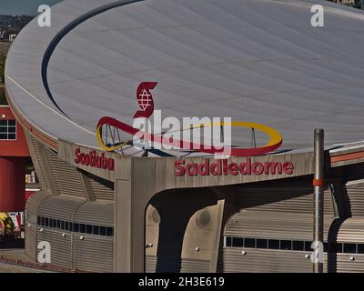 Vista da primo piano del tetto della moderna arena coperta multiuso Scotiabank Saddledome con logo aziendale e scritta a Stampede Park, Calgary, nelle giornate di sole. Foto Stock
