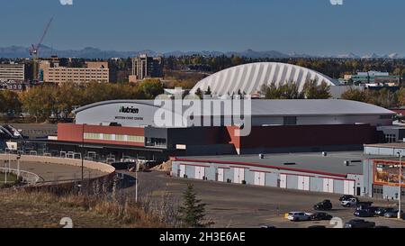 Vista del Nutrien Western Event Center di Calgary, parte dell'annuale Stampede, in una giornata di sole in autunno con le Montagne Rocciose sullo sfondo. Foto Stock