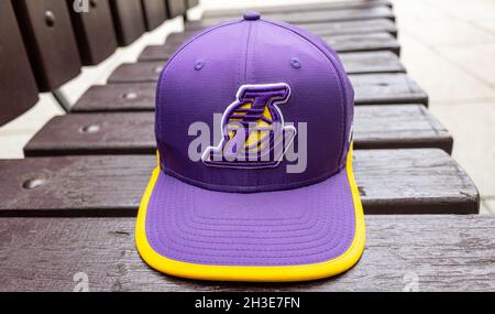 9 settembre 2021 Mosca, Russia. Berretto con logo della squadra di basket Los Angeles Lakers. Foto Stock
