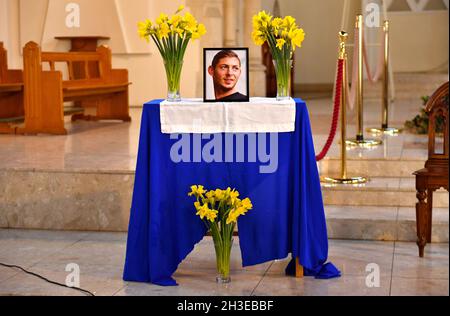 File photo datato 21-01-2020 di un ritratto di Emiliano Sala esposto davanti alla Cattedrale di San Davide l'uomo d'affari che ha organizzato il volo che ha ucciso l'attaccante argentino Emiliano Sala è stato ritenuto colpevole di mettere in pericolo la sicurezza dell'aeromobile. David Henderson, 67 anni, è stato condannato da un verdetto di maggioranza di 10 a due anni per la morte del 28 anni da una giuria al tribunale della corona di Cardiff giovedì. Data di emissione: Giovedì 28 ottobre 2021. Foto Stock