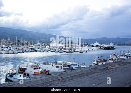 Riposto, Sicilia - 22 luglio 2021: Porto dell'Etna, Marina di Riposto, Porto dell'Etna Foto Stock