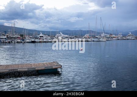 Riposto, Sicilia - 22 luglio 2021: Porto dell'Etna, Marina di Riposto, Porto dell'Etna Foto Stock