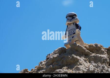 Chernihiv, Ucraina, 13 luglio 2021. Un stormtrooper imperiale di plastica di Star Wars su un cielo trasparente sfondo. Primo piano Minifigure. A titolo illustrativo Foto Stock