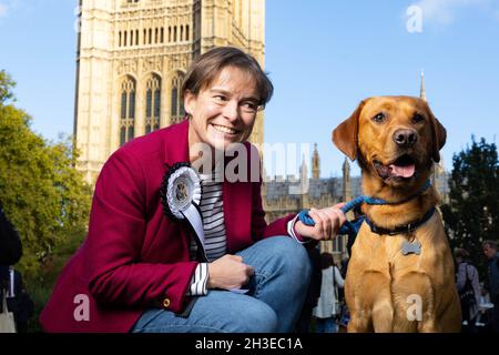 SOLO PER USO EDITORIALE Selaine Saxby MP per il Nord Devon con Labrador Henry che ha vinto il 3° posto al Westminster Dog of the Year concorso, organizzato congiuntamente da Dogs Trust e The Kennel Club, Londra. Data foto: Giovedì 28 ottobre 2021. Foto Stock