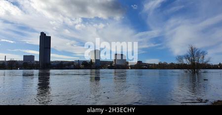 Bonn Germania Febbraio 2021 il Reno e lo skyline Bonn ad alte acque in bel tempo con cielo blu Foto Stock