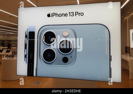 IPhone 13 Pro in un negozio Rossellimac a Malaga, Andalusia, Spagna. Foto Stock