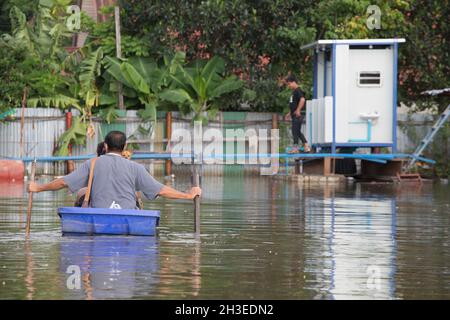 Parkked, Tailandia. 27 ottobre 2021. Gli operai delle costruzioni tornarono al campo dove l'alluvione era alta. (Foto di Atiwat Siltamethanont/Pacific Press) Credit: Pacific Press Media Production Corp./Alamy Live News Foto Stock