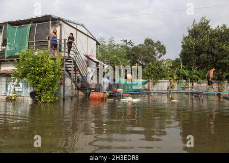 Parkked, Tailandia. 27 ottobre 2021. Alloggio dei lavoratori edili allagato (Photo by Atiwat Siltamethanont/Pacific Press) Credit: Pacific Press Media Production Corp./Alamy Live News Foto Stock