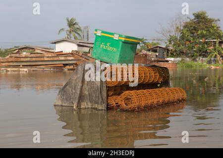 Parkked, Tailandia. 27 ottobre 2021. La barra di armatura utilizzata per lavori di costruzione è stata lasciata annegare. (Foto di Atiwat Siltamethanont/Pacific Press) Credit: Pacific Press Media Production Corp./Alamy Live News Foto Stock