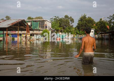 Parkked, Tailandia. 27 ottobre 2021. I lavoratori edili stanno tornando a camminare attraverso l'alluvione fino alla loro sistemazione. (Foto di Atiwat Siltamethanont/Pacific Press) Credit: Pacific Press Media Production Corp./Alamy Live News Foto Stock