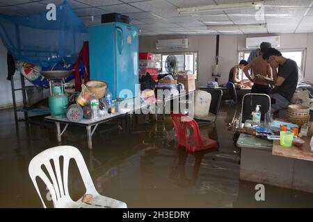 Parkked, Tailandia. 27 ottobre 2021. Un ufficio in un campo di operai edili è stato inondato per mesi. (Foto di Atiwat Siltamethanont/Pacific Press) Credit: Pacific Press Media Production Corp./Alamy Live News Foto Stock