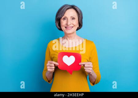 Ritratto di attraente donna allegra tenuta in mani come commento scheda web app isolato su sfondo blu brillante Foto Stock