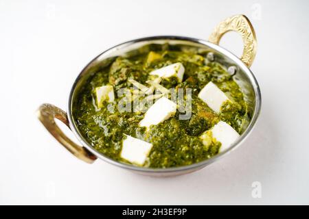 Palak Paneer isolato su bianco - formaggio indiano casolare con spinaci, fuoco selettivo Foto Stock