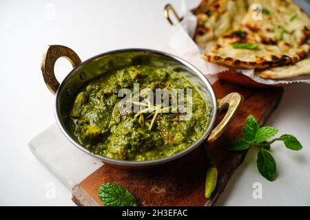 Pollo al palak o Saag Murgh - pollo alla griglia in cremoso sugo di spinaci Foto Stock