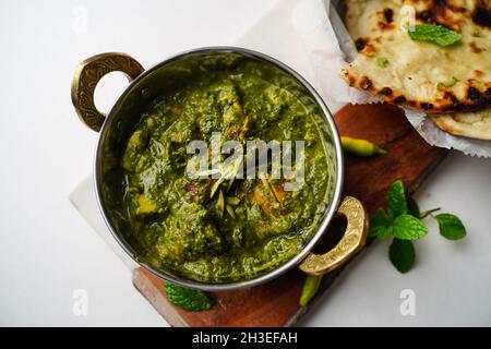 Pollo al palak o Saag Murgh - pollo alla griglia in cremoso sugo di spinaci Foto Stock