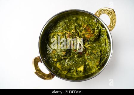 Pollo di Palak fatto in casa isolato su bianco Foto Stock