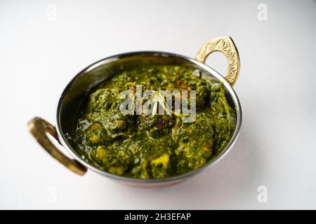 Pollo di Palak fatto in casa isolato su bianco Foto Stock