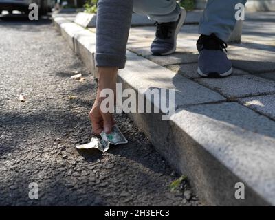 Trovare soldi per strada, USD Foto Stock