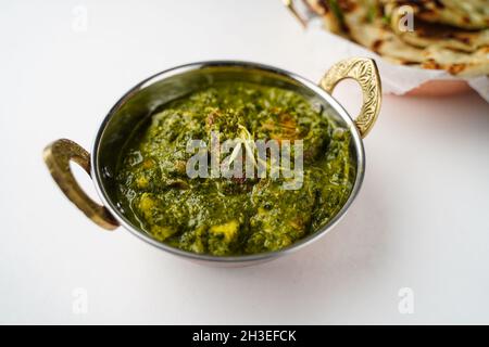 Pollo al palak o Saag Murgh - pollo alla griglia in cremoso sugo di spinaci Foto Stock