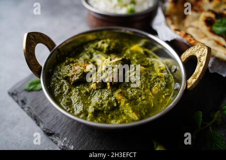 Pollo al palak o Saag Murgh - pollo alla griglia in cremoso sugo di spinaci Foto Stock