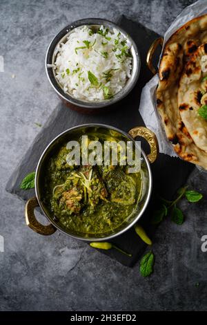 Pollo al palak o Saag Murgh - pollo alla griglia in cremoso sugo di spinaci Foto Stock