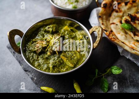 Pollo al palak o Saag Murgh - pollo alla griglia in cremoso sugo di spinaci Foto Stock