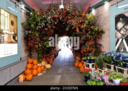 Le tradizioni e l'importanza di Halloween variano notevolmente tra i paesi che la osservano. In Scozia e in Irlanda, le tradizionali abitudini di Halloween includono bambini che si vestono in costume che vanno 'a guising', che tengono le feste, mentre altre pratiche in Irlanda includono l'illuminazione falò, e che hanno fuochi d'artificio esplays.in Bretagna i bambini giocheranno pratiche scherzi impostando candele all'interno di teschi in cimici per spaventare i visitatori. L'immigrazione transatlantica di massa nel 19 ° secolo ha reso popolare Halloween in Nord America, e la celebrazione negli Stati Uniti e in Canada ha avuto un impatto significativo ... Foto Stock