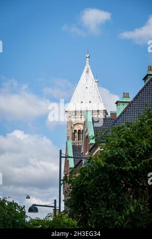 Le torri della cattedrale di Lund nella giornata estiva contro il cielo blu Foto Stock