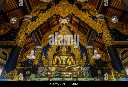 Lampang, Thailandia - 04 Set 2019 : l'immagine del buddha d'oro all'interno di Wat Phra che Doi Phra Chan in Lampang. Un tempio sulla cima di una montagna a nord Foto Stock