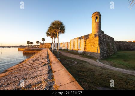 Sant'Agostino, Florida, Stati Uniti d'America - 26 ottobre 2021 - le mura del Castillo de San Marcos sono bagnate dalla luce del sole del mattino a Sant'Agostino. Foto Stock
