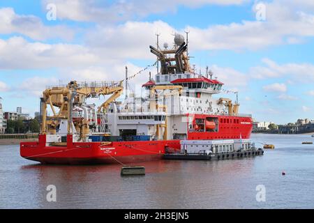 Stern view della nuova nave di ricerca polare completata RSS Sir David Attenborough, ormeggiato sul Tamigi a Greenwich, ottobre 2021 Foto Stock