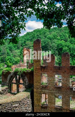 Vista dello Sweetwater Creek state Park e delle rovine dei mulini nella contea di Douglas fuori Atlanta, USA Foto Stock