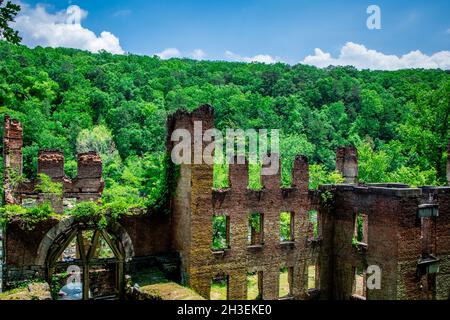 Vista dello Sweetwater Creek state Park e delle rovine dei mulini nella contea di Douglas fuori Atlanta, USA Foto Stock