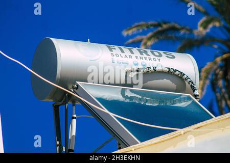 Santorini, Grecia - 28 ottobre 2021 riscaldamento solare di acqua su un tetto di un edificio a Santorini, il riscaldamento solare di acqua sta riscaldando l'acqua dalla luce solare utilizzando Foto Stock