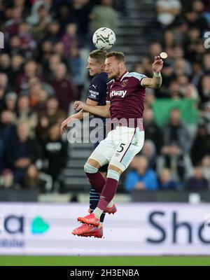 Londra, Regno Unito. 27 ottobre 2021. Vladim'r Coufal del West Ham United e Oleksandr Zinchenko di Man City durante la partita della Carabao Cup tra il West Ham United e Manchester City all'Olympic Park di Londra, Inghilterra, il 27 ottobre 2021. Foto di Andy Rowland. Credit: Prime Media Images/Alamy Live News Foto Stock